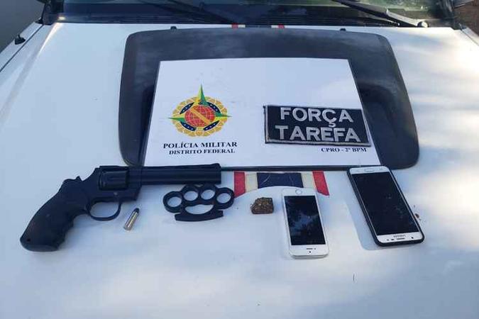 Com o suspeito foram encontrados um simulacro, uma porção de maconha, além do celular da vítima(foto: PMDF/Divulgação) Com o suspeito foram encontrados um simulacro, uma porção de maconha, além do celular da vítima(foto: PMDF/Divulgação)