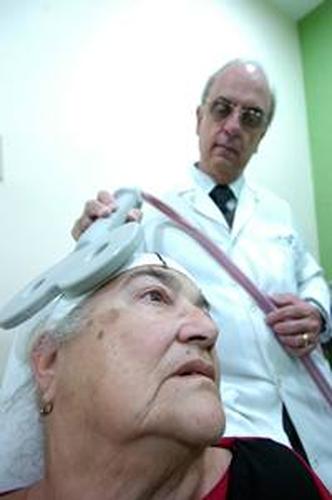O médico Geraldo Carvalhaes faz tratamento com aparelho de estimulação magnética em Genoveva. Depois de 10 sessões, a aposentada diz que se sente melhor(foto: Marcelo Sant?Anna/EM/D.A Press) O médico Geraldo Carvalhaes faz tratamento com aparelho de estimulação magnética em Genoveva. Depois de 10 sessões, a aposentada diz que se sente melhor(foto: Marcelo Sant?Anna/EM/D.A Press)