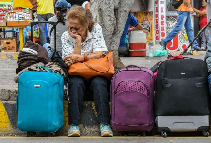 Venezuelana descansando após atravessar a fronteira com a Colômbia para fazer compras (25/7)(foto: LUIS ACOSTA) Venezuelana descansando após atravessar a fronteira com a Colômbia para fazer compras (25/7)(foto: LUIS ACOSTA)