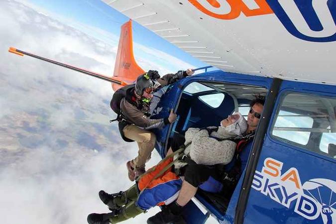 (foto: Bryce SELLICK, MATT TEAGER / SA Skydiving / AFP) (foto: Bryce SELLICK, MATT TEAGER / SA Skydiving / AFP)