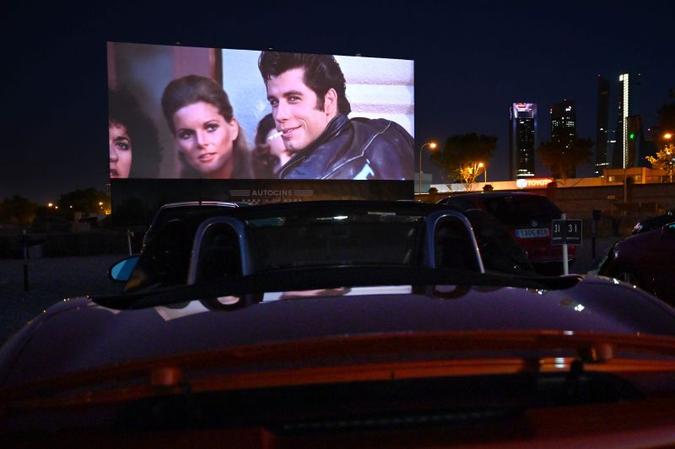 Na quarentena, o cinema drive-in virou tendência no mundo. Na foto, drive-in em Madri(foto: AFP / Gabriel BOUYS) Na quarentena, o cinema drive-in virou tendência no mundo. Na foto, drive-in em Madri(foto: AFP / Gabriel BOUYS)