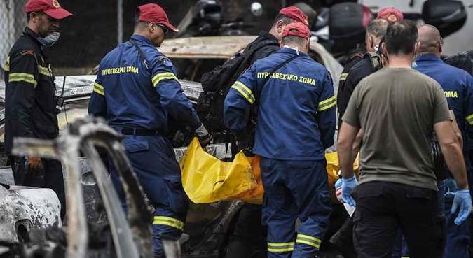 Os corpos das vítimas estavam abraçados e carbonizados, segundo um fotógrafo da AFP(foto: Angelos Tzortzinis/AFP ) Os corpos das vítimas estavam abraçados e carbonizados, segundo um fotógrafo da AFP(foto: Angelos Tzortzinis/AFP )