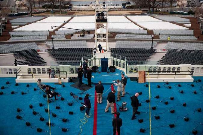 Os ajustes finais no palco montado diante do Capitólio, onde o republicano prestará juramento, às 15h de hoje (hora de Brasília), e fará o discurso(foto: Drew Angerer/Getty Images/AF) Os ajustes finais no palco montado diante do Capitólio, onde o republicano prestará juramento, às 15h de hoje (hora de Brasília), e fará o discurso(foto: Drew Angerer/Getty Images/AF)