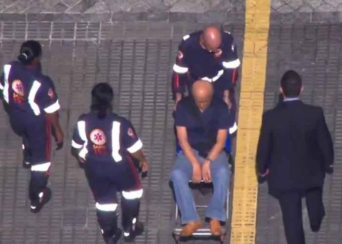 Coronel Lima é preso pela Polícia Federal em São Paulo. Ele foi levado por ambulância alegando problemas de saúde (foto: Reprodução/GLOBO NEWS ) Coronel Lima é preso pela Polícia Federal em São Paulo. Ele foi levado por ambulância alegando problemas de saúde (foto: Reprodução/GLOBO NEWS )