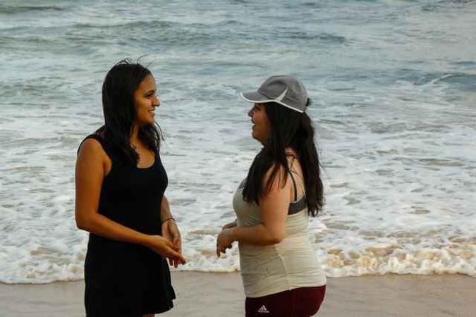 Mesmo morando perto da praia, as estudantes Isadora Melo, 18, e Mariana Albuquerque, 14, evitam o mar em Boa Viagem(foto: Shilton Araújo/Esp.DP) Mesmo morando perto da praia, as estudantes Isadora Melo, 18, e Mariana Albuquerque, 14, evitam o mar em Boa Viagem(foto: Shilton Araújo/Esp.DP)