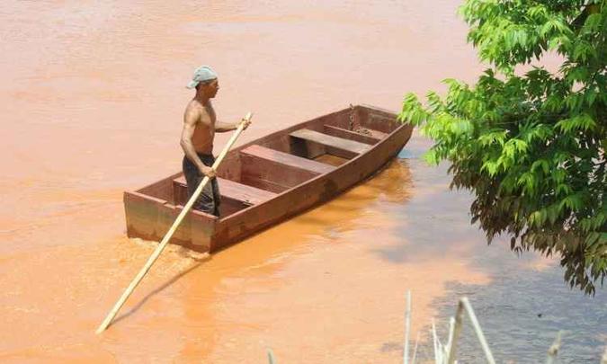 Enquanto na cidade de Sem Peixe, na Zona da Mata, produtores rurais, como Valcerci Ventura, lamentam a 'morte' do Rio Doce, pesquisadores analisam a água do manancial (foto: Beto Novaes/EM/D.A.Press) Enquanto na cidade de Sem Peixe, na Zona da Mata, produtores rurais, como Valcerci Ventura, lamentam a 'morte' do Rio Doce, pesquisadores analisam a água do manancial (foto: Beto Novaes/EM/D.A.Press)