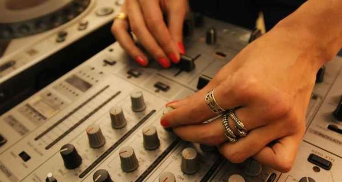 Coletivo e escola de música eletrônica buscam dar visibilidade a mulheres DJs(foto: Barbara Cabral/Esp. CB/D.A Press) Coletivo e escola de música eletrônica buscam dar visibilidade a mulheres DJs(foto: Barbara Cabral/Esp. CB/D.A Press)