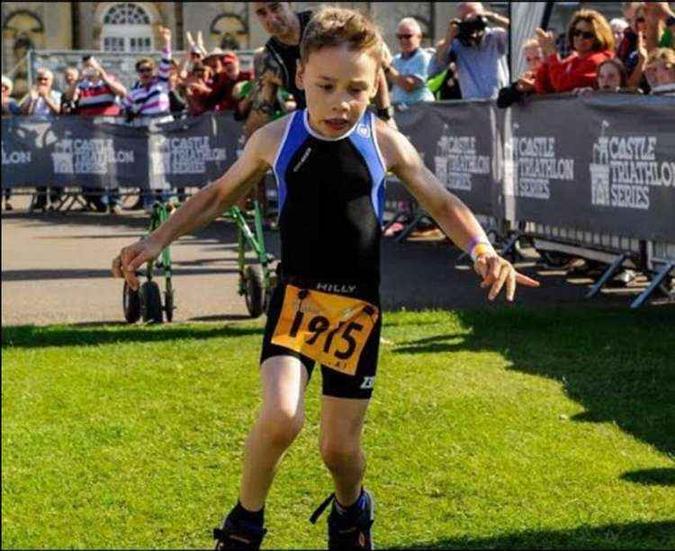 Bailey chegou a tropeçar e cair duas vezes, mas não desistiu e continuou até o final, emocionando a todos(foto: Rosspary/Castle Triathlon) Bailey chegou a tropeçar e cair duas vezes, mas não desistiu e continuou até o final, emocionando a todos(foto: Rosspary/Castle Triathlon)