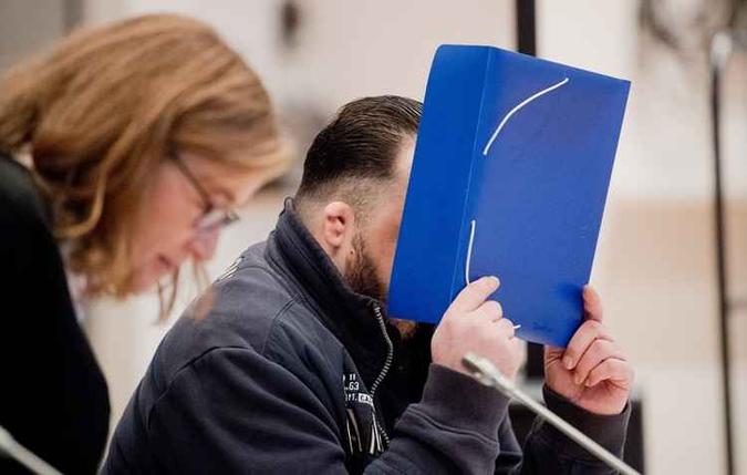 Hoegel, de 41 anos, já passou quase uma década na prisão por outras mortes de pacientes, e é acusado de administrar intencionalmente overdoses médicas às vítimas para que ele pudesse trazê-las de volta à vida no último momento.(foto: Julian Stratenschulte / POOL / AFP) Hoegel, de 41 anos, já passou quase uma década na prisão por outras mortes de pacientes, e é acusado de administrar intencionalmente overdoses médicas às vítimas para que ele pudesse trazê-las de volta à vida no último momento.(foto: Julian Stratenschulte / POOL / AFP)