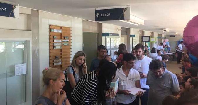 No Posto da 114 Norte, as pessoas esperaram 40 minutos para serem atendidas(foto: Mayara Subtil/Esp. CB/D.A Press) No Posto da 114 Norte, as pessoas esperaram 40 minutos para serem atendidas(foto: Mayara Subtil/Esp. CB/D.A Press)