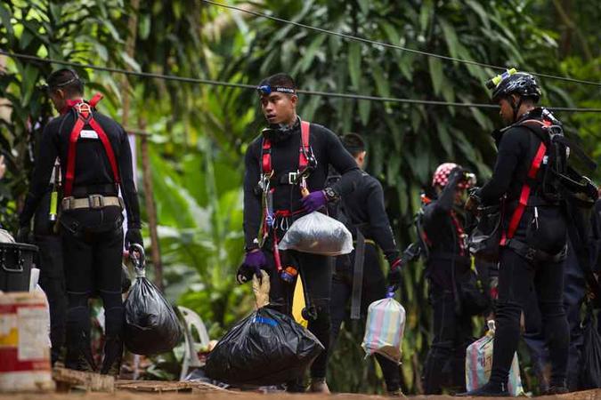 Equipes prepararam aparelhos de mergulho para o caso de resgate urgente(foto: Ye Aung Thu/AFP) Equipes prepararam aparelhos de mergulho para o caso de resgate urgente(foto: Ye Aung Thu/AFP)