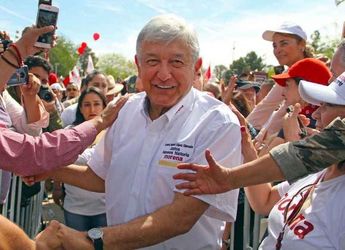 O candidato festejado por correligionários, em um dos primeiros comícios da campanha: revisão de contratos e política econômica moderada(foto: ERIKA MARTINEZ/AFP) O candidato festejado por correligionários, em um dos primeiros comícios da campanha: revisão de contratos e política econômica moderada(foto: ERIKA MARTINEZ/AFP)