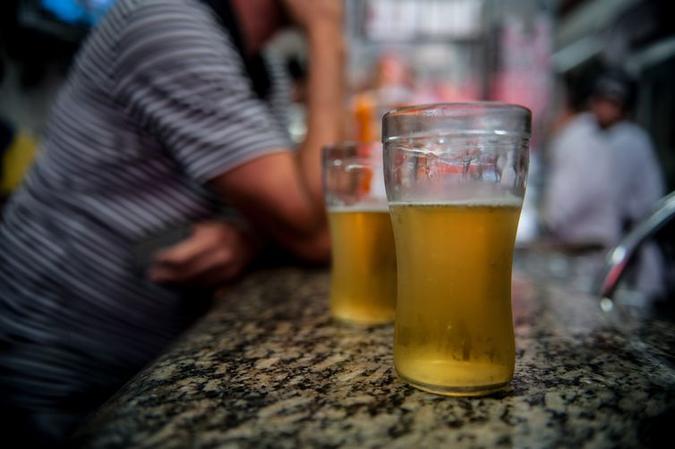 Mais de dois milhões de brasileiros têm traços de dependência da bebida alcoólica (foto: Arquivo/Marcelo Camargo/Agência Brasil) Mais de dois milhões de brasileiros têm traços de dependência da bebida alcoólica (foto: Arquivo/Marcelo Camargo/Agência Brasil)