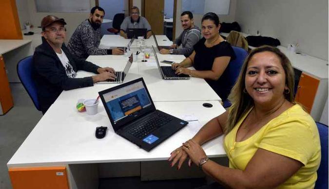 Cristiane Pereira (de amarelo) e Alexandre Gomes (de boné) criaram o Espaço Multiplicidade, de coworking(foto: Marcelo Ferreira/CB/D.A Press - 28/10/16 ) Cristiane Pereira (de amarelo) e Alexandre Gomes (de boné) criaram o Espaço Multiplicidade, de coworking(foto: Marcelo Ferreira/CB/D.A Press - 28/10/16 )