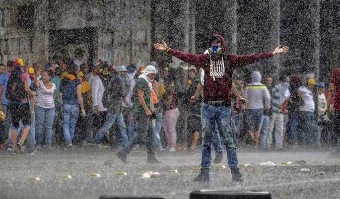Manifestações contra Maduro somam 48 mortos(foto: Luis Robayo/AFP) Manifestações contra Maduro somam 48 mortos(foto: Luis Robayo/AFP)