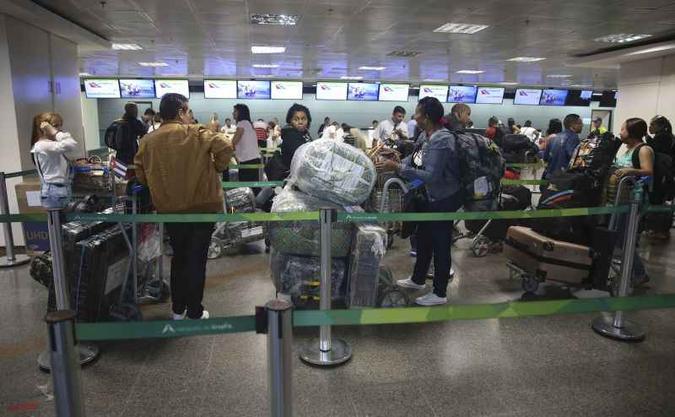 Profissionais cubanos que atuavam no programa Mais Médicos embarcam no Aeroporto Internacional de Brasília rumo a Havana(foto: Valter Campanato/Agência Brasil) Profissionais cubanos que atuavam no programa Mais Médicos embarcam no Aeroporto Internacional de Brasília rumo a Havana(foto: Valter Campanato/Agência Brasil)