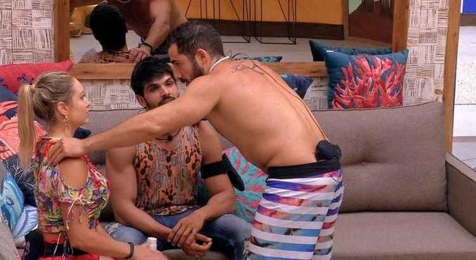 Kaysar coloca Lucas e Patrícia para conversar na sala da casa(foto: TV Globo/Reprodução ) Kaysar coloca Lucas e Patrícia para conversar na sala da casa(foto: TV Globo/Reprodução )