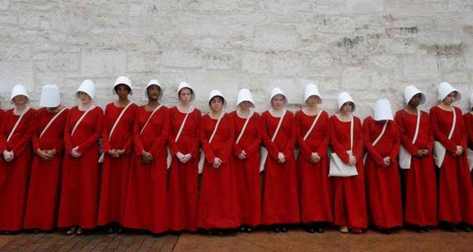 Série reproduz o livro de Margaret Atwood: na história, mulheres perdem os direitos civis e são rebaixadas(foto: Hulu/Divulgação) Série reproduz o livro de Margaret Atwood: na história, mulheres perdem os direitos civis e são rebaixadas(foto: Hulu/Divulgação)