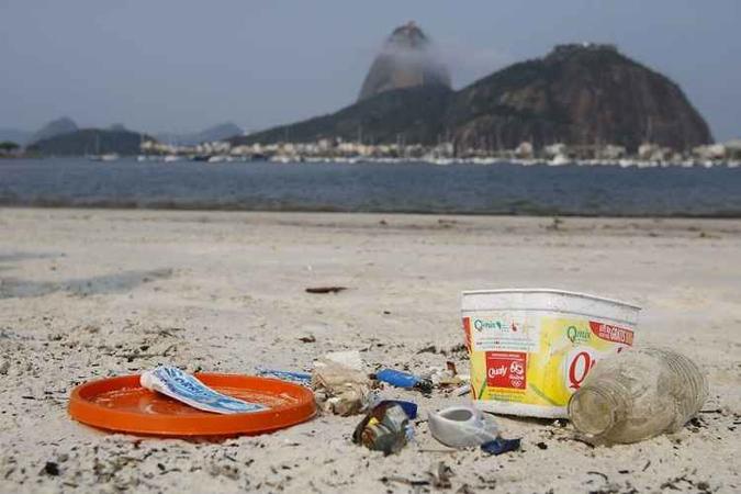 Bituca de cigarro, plástico e embalagens são as principais vazamento de lixo para os oceanos(foto: Fernando Frazão/Agência Brasil) Bituca de cigarro, plástico e embalagens são as principais vazamento de lixo para os oceanos(foto: Fernando Frazão/Agência Brasil)