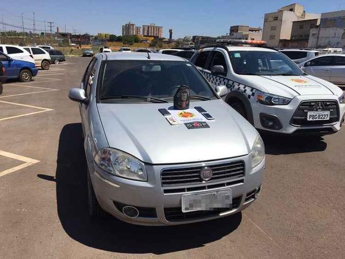 O carro foi encontrado em Ceilândia, após uma série de arrastões em paradas de ônibus de Samambaia(foto: Divulgação/PMDF) O carro foi encontrado em Ceilândia, após uma série de arrastões em paradas de ônibus de Samambaia(foto: Divulgação/PMDF)