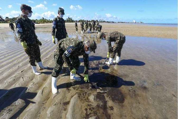 Militares limpam praia afetada pelo óleo, que pode ser do Voyager 1(foto: LEANDRO DE SANTANA/AGÊNCIA PIXEL ) Militares limpam praia afetada pelo óleo, que pode ser do Voyager 1(foto: LEANDRO DE SANTANA/AGÊNCIA PIXEL )