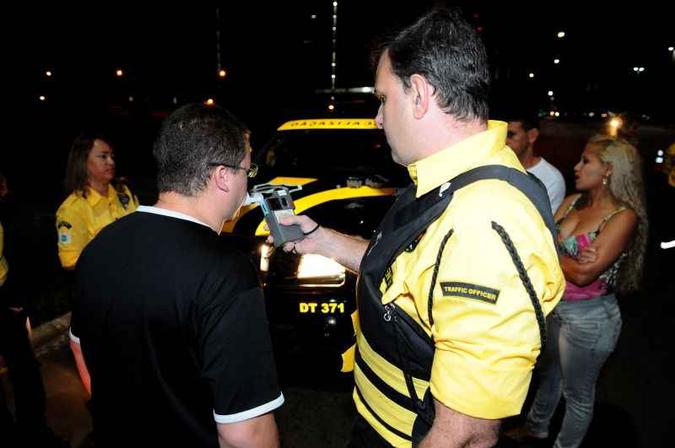 Número de autuações de motoristas embriagados continua a crescer anualmente (foto: Monique Renne/CB/D.A Press) Número de autuações de motoristas embriagados continua a crescer anualmente (foto: Monique Renne/CB/D.A Press)