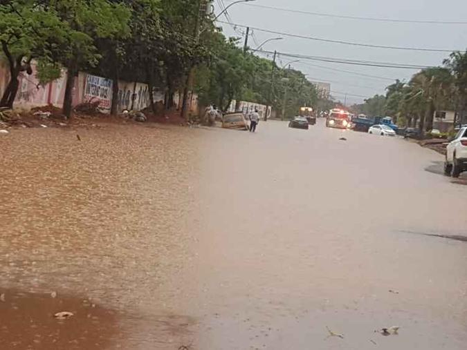 A Rua 10, em Vicente Pires, ficou alagada após o temporal, e carros ficam atolados(foto: Francisco José de Carvalho/Arquivo pessoal) A Rua 10, em Vicente Pires, ficou alagada após o temporal, e carros ficam atolados(foto: Francisco José de Carvalho/Arquivo pessoal)