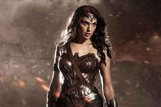 WARNER BROS/Divulgação(foto: Gal Gadot, que encarna a heroina nas telas, confirmou ausência de produtor acusado de assédio, Brett Ratner) WARNER BROS/Divulgação(foto: Gal Gadot, que encarna a heroina nas telas, confirmou ausência de produtor acusado de assédio, Brett Ratner)
