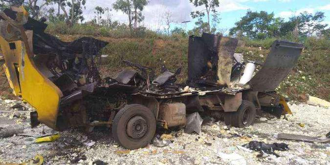 O carro-forte foi explodido na segunda-feira (26/11)(foto: Divulgação/PRF) O carro-forte foi explodido na segunda-feira (26/11)(foto: Divulgação/PRF)
