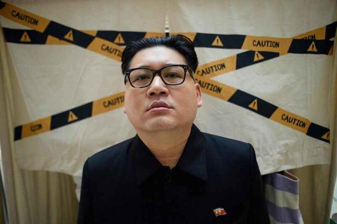 O falso Kim Jong-un admite que a imitação do ditador tem sido um trabalho bastante lucrativo(foto: Anthony Wallace/AFP) O falso Kim Jong-un admite que a imitação do ditador tem sido um trabalho bastante lucrativo(foto: Anthony Wallace/AFP)