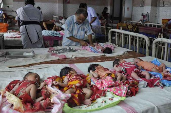 A média atual é de 2,4 filhos por mulher, mas há países em que a taxa chega a 7: o acesso à educação e a contraceptivos tem reduzido as gestações(foto: Arindam Dey/AFP - 11/7/14 ) A média atual é de 2,4 filhos por mulher, mas há países em que a taxa chega a 7: o acesso à educação e a contraceptivos tem reduzido as gestações(foto: Arindam Dey/AFP - 11/7/14 )