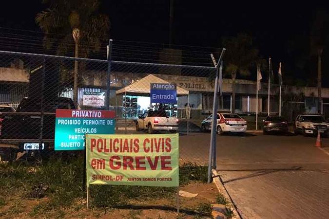 O ato dos agentes da Polícia Civil é para chamar atenção para questões internas da corporação, como o retorno de sete unidades em escala direta(foto: SinpolDF/Divulgação) O ato dos agentes da Polícia Civil é para chamar atenção para questões internas da corporação, como o retorno de sete unidades em escala direta(foto: SinpolDF/Divulgação)