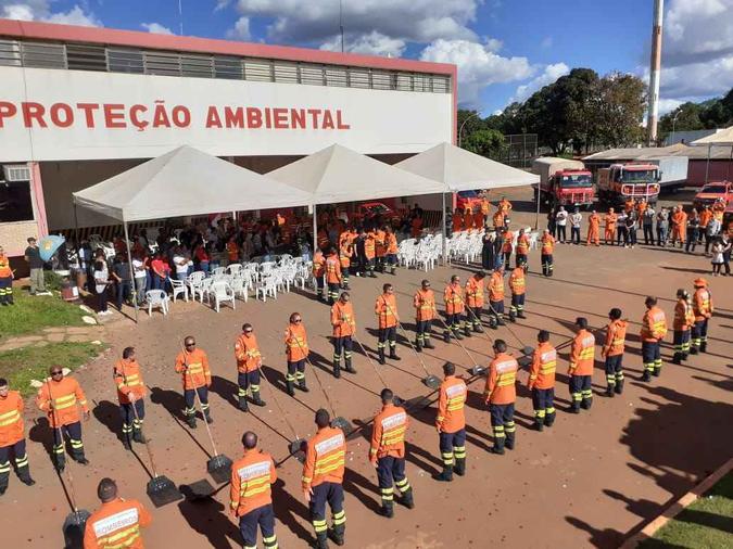 Militares, amigos e familiares homenagearam o bombeiro (foto: CBMDF/Divulgação) Militares, amigos e familiares homenagearam o bombeiro (foto: CBMDF/Divulgação)