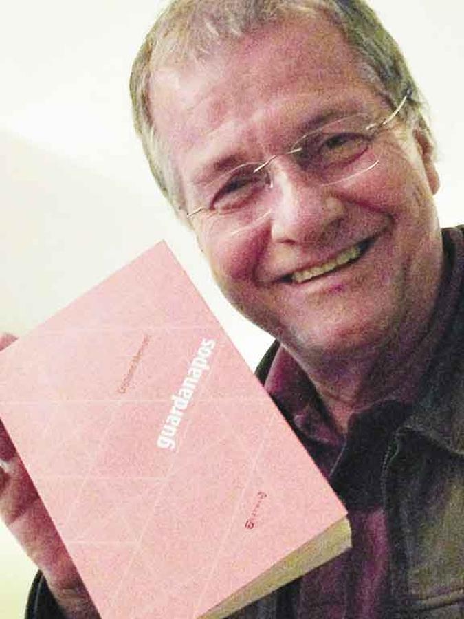 Jornalista Cristiano Menezes com o livro Guardanapos(foto: Estado de Minas) Jornalista Cristiano Menezes com o livro Guardanapos(foto: Estado de Minas)
