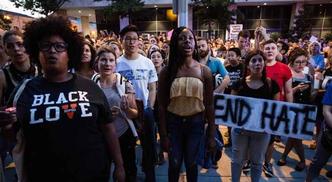 Manifestação em Washington após a morte de Heather Heyer, atropelada em Charlottesville(foto: AFP/ZACH GIBSON ) Manifestação em Washington após a morte de Heather Heyer, atropelada em Charlottesville(foto: AFP/ZACH GIBSON )