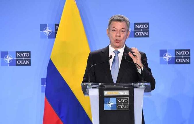O presidente Juan Manuel Santos fez o anúncio ao assinar a norma com a qual espera propiciar a rendição do Clã do Golfo(foto: Emmanuel Dunand/AFP ) O presidente Juan Manuel Santos fez o anúncio ao assinar a norma com a qual espera propiciar a rendição do Clã do Golfo(foto: Emmanuel Dunand/AFP )