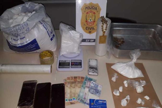 Os policiais apreenderam grande quantidade de cocaína pura e batizada com dois homens apontados como integrantes da facção Comboio do Cão(foto: PCDF/Divulgação) Os policiais apreenderam grande quantidade de cocaína pura e batizada com dois homens apontados como integrantes da facção Comboio do Cão(foto: PCDF/Divulgação)