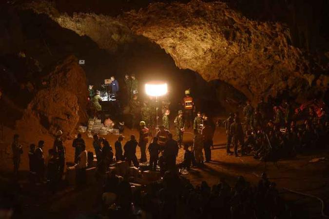Equipes reunidas em uma das entradas da caverna na Tailândia(foto: Lillian Suwanrumpha/AFP) Equipes reunidas em uma das entradas da caverna na Tailândia(foto: Lillian Suwanrumpha/AFP)