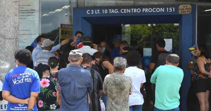 Aglomeração em frente a uma agência da Caixa Econômica Federal no centro de Taguatinga(foto: Ed Alves/CB/D.A Press)