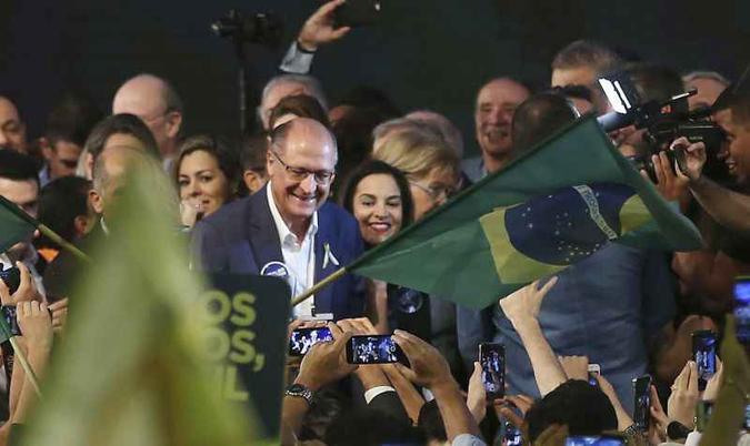 Alckmin com dona Lu na semana passada: a imagem da família unida(foto: José Cruz/Agencia Brasil) Alckmin com dona Lu na semana passada: a imagem da família unida(foto: José Cruz/Agencia Brasil)