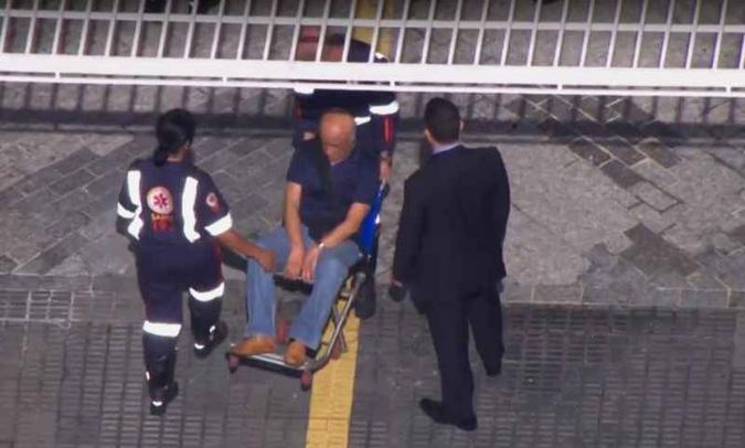 Coronel Lima foi levado por ambulância alegando problemas de saúde(foto: Reprodução/GloboNews) Coronel Lima foi levado por ambulância alegando problemas de saúde(foto: Reprodução/GloboNews)