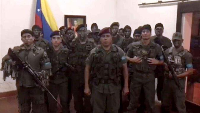 Solados desafiam Maduro em vídeo divulgado no Facebook(foto: HANDOUT / AFP) Solados desafiam Maduro em vídeo divulgado no Facebook(foto: HANDOUT / AFP)