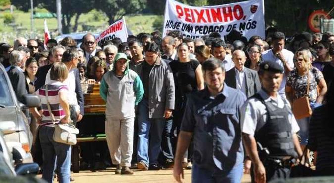 Enterro do menino Marcelo Dino, que morreu após crise asmática, em 2012(foto: Ronaldo de Oliveira/CB/D.A Press) Enterro do menino Marcelo Dino, que morreu após crise asmática, em 2012(foto: Ronaldo de Oliveira/CB/D.A Press)