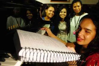 Projeto transcreve materiais de música em braille para ajudar aluna da UnB