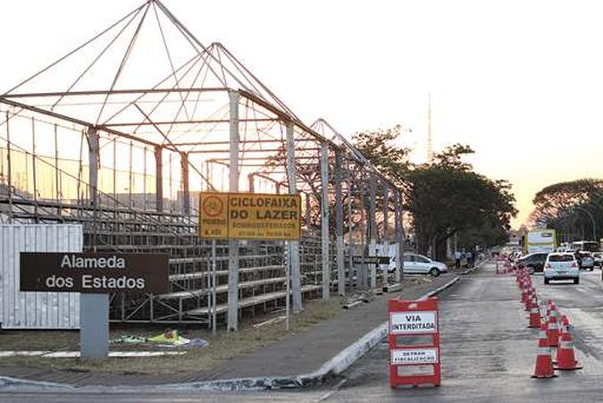Arquibancadas e grades já estão sendo montadas na Esplanada dos Ministérios para delimitar o espaço(foto: Marcos Serra/CB/D.A Press) Arquibancadas e grades já estão sendo montadas na Esplanada dos Ministérios para delimitar o espaço(foto: Marcos Serra/CB/D.A Press)