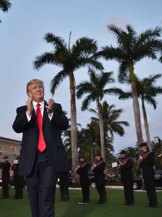 Presidente Trump assiste uma apresentação escolar em Palm Beach(foto: MANDEL NGAN) Presidente Trump assiste uma apresentação escolar em Palm Beach(foto: MANDEL NGAN)