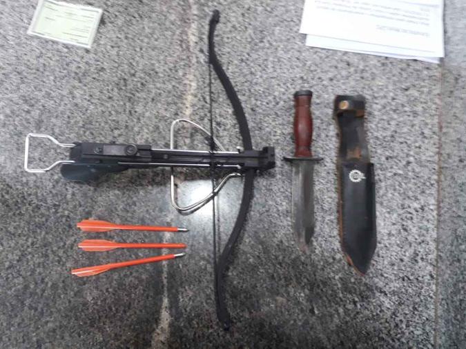 As armas apreendidas com o professor: uma besta com dardos e uma faca(foto: Ana Rayssa/CB/D.A Press) As armas apreendidas com o professor: uma besta com dardos e uma faca(foto: Ana Rayssa/CB/D.A Press)