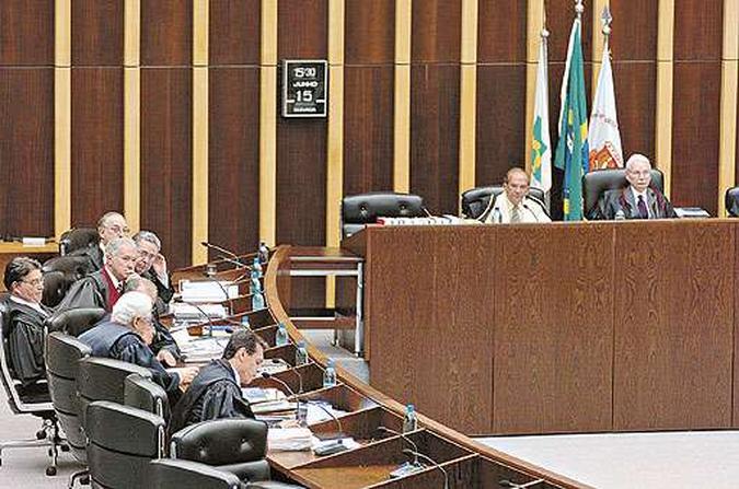 Conselho Especial do TJDFT: por 11 votos a 4, os integrantes do colegiado definiram o afastamento (foto: Carlos Moura/CB/D.A Press - 15/6/04) Conselho Especial do TJDFT: por 11 votos a 4, os integrantes do colegiado definiram o afastamento (foto: Carlos Moura/CB/D.A Press - 15/6/04)
