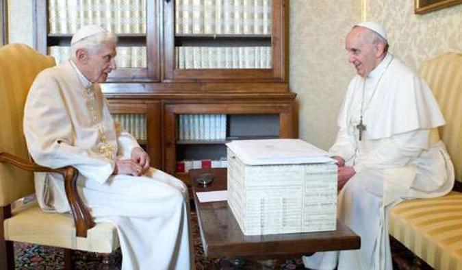 É a primeira vez que um pontífice se reúne com papa emérito (foto: AFP PHOTO / OSSERVATORE ROMANO) É a primeira vez que um pontífice se reúne com papa emérito (foto: AFP PHOTO / OSSERVATORE ROMANO)