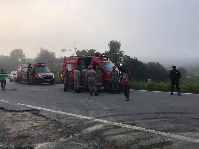 Bombeiros estão no local, em Duque de Caxias, após tentativa de roubo de duto da Transpetro (foto: Divulgação/ Prefeitura de Duque de Caxias ) Bombeiros estão no local, em Duque de Caxias, após tentativa de roubo de duto da Transpetro (foto: Divulgação/ Prefeitura de Duque de Caxias )
